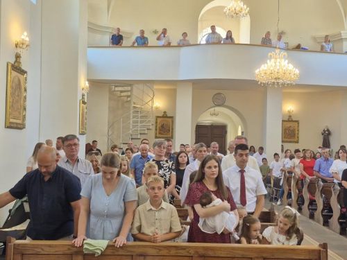 Biskup mons. Marko Medo krstio peto i šesto dijete u Ličkom Osiku
