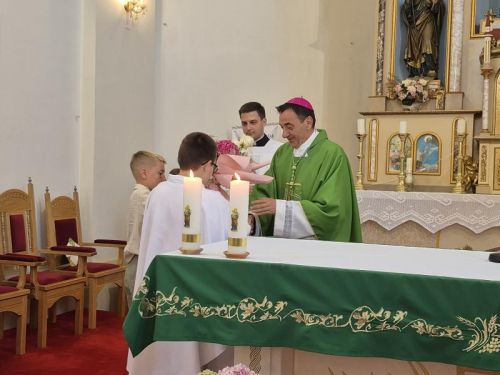 Biskup mons. Marko Medo krstio peto i šesto dijete u Ličkom Osiku