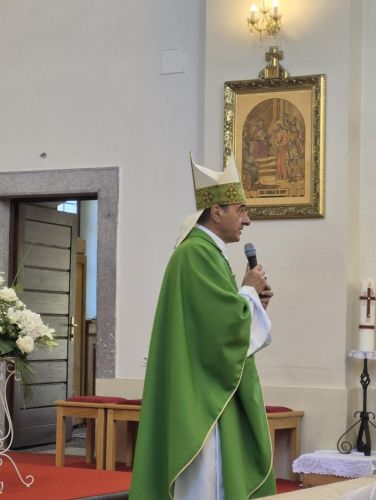Biskup mons. Marko Medo krstio peto i šesto dijete u Ličkom Osiku