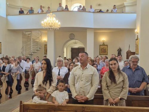 Biskup mons. Marko Medo krstio peto i šesto dijete u Ličkom Osiku