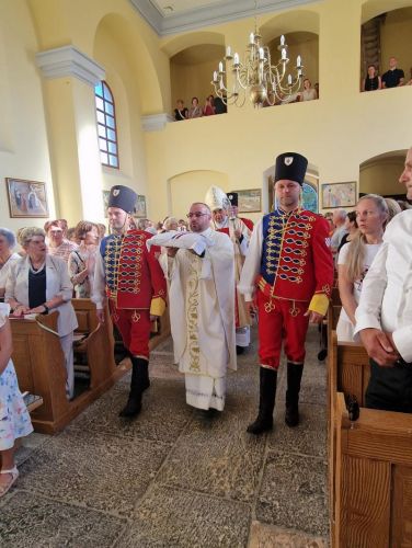 Biskup Marko Medo posvetio novi oltar i blagoslovio ambon u Otočcu