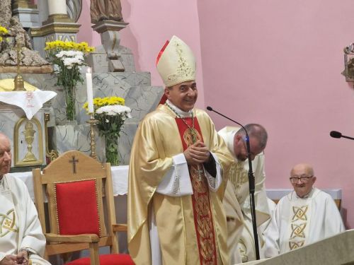 Biskup Marko Medo posvetio novi oltar i blagoslovio ambon u Otočcu