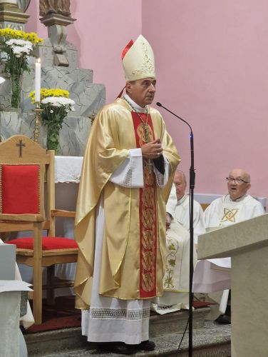 Biskup Marko Medo posvetio novi oltar i blagoslovio ambon u Otočcu