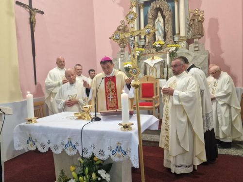 Biskup Marko Medo posvetio novi oltar i blagoslovio ambon u Otočcu