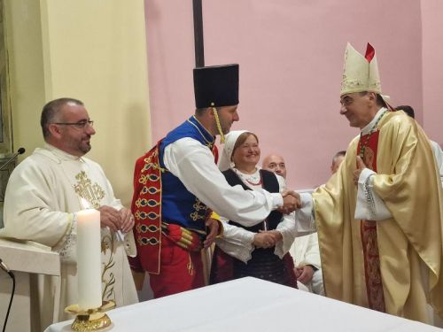 Biskup Marko Medo posvetio novi oltar i blagoslovio ambon u Otočcu