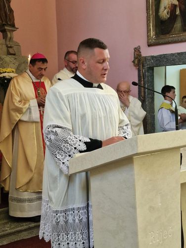 Biskup Marko Medo posvetio novi oltar i blagoslovio ambon u Otočcu