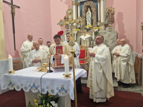 Biskup Marko Medo posvetio novi oltar i blagoslovio ambon u Otočcu