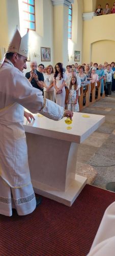 Biskup Marko Medo posvetio novi oltar i blagoslovio ambon u Otočcu