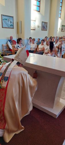 Biskup Marko Medo posvetio novi oltar i blagoslovio ambon u Otočcu