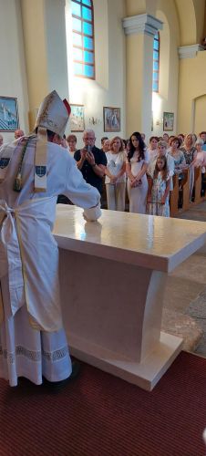 Biskup Marko Medo posvetio novi oltar i blagoslovio ambon u Otočcu