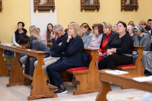 U Gospiću održan pripremni susret za uspostavu Trajnog euharistijskog klanjanja