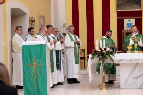 U Gospiću održan pripremni susret za uspostavu Trajnog euharistijskog klanjanja