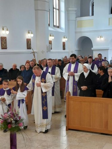 U Drežnik Gradu održan posljednji ispraćaj vlč. Ivice Vukovića