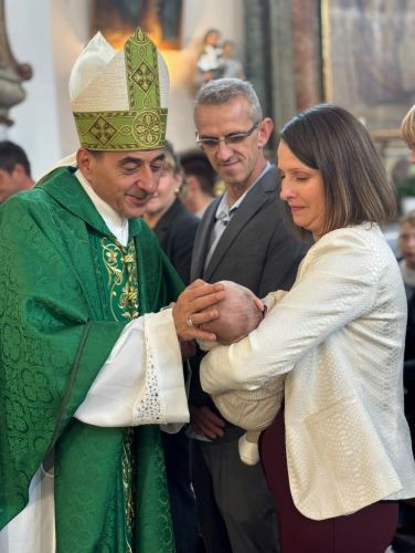 Biskup Marko Medo krstio šesto i sedmo dijete dviju obitelji u Ogulinu i blagoslovio plodove zemlje Biskup Marko Medo krstio šesto i sedmo dijete dviju obitelji u Ogulinu i blagoslovio plodove zemlje
