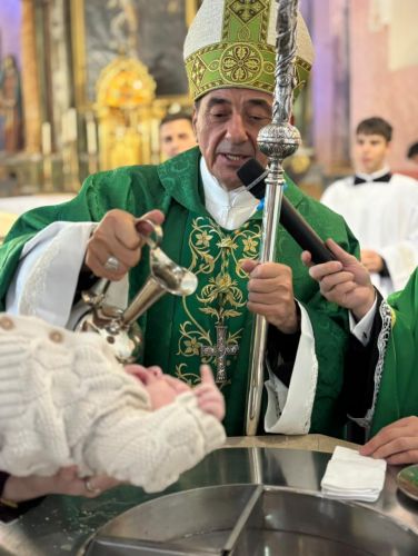 Biskup Marko Medo krstio šesto i sedmo dijete dviju obitelji u Ogulinu i blagoslovio plodove zemlje Biskup Marko Medo krstio šesto i sedmo dijete dviju obitelji u Ogulinu i blagoslovio plodove zemlje