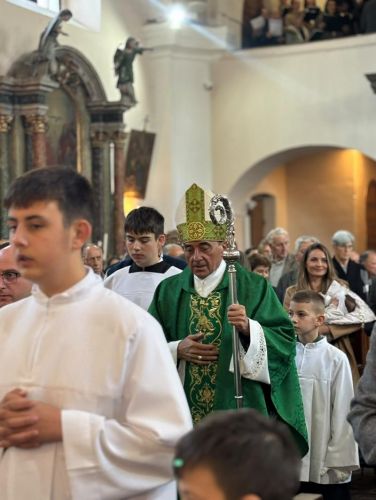 Biskup Marko Medo krstio šesto i sedmo dijete dviju obitelji u Ogulinu i blagoslovio plodove zemlje Biskup Marko Medo krstio šesto i sedmo dijete dviju obitelji u Ogulinu i blagoslovio plodove zemlje
