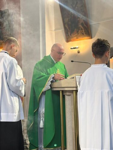 Biskup Marko Medo krstio šesto i sedmo dijete dviju obitelji u Ogulinu i blagoslovio plodove zemlje Biskup Marko Medo krstio šesto i sedmo dijete dviju obitelji u Ogulinu i blagoslovio plodove zemlje