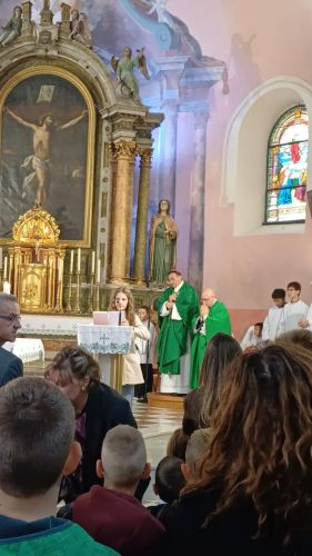 Biskup Marko Medo krstio šesto i sedmo dijete dviju obitelji u Ogulinu i blagoslovio plodove zemlje Biskup Marko Medo krstio šesto i sedmo dijete dviju obitelji u Ogulinu i blagoslovio plodove zemlje