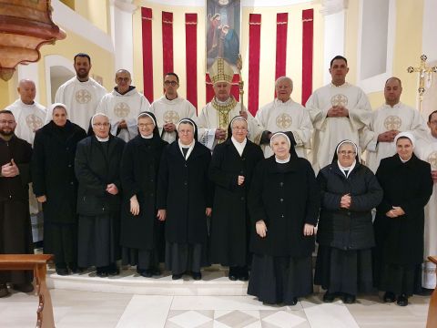 Gospićko-senjska biskupija - Biskup Križić s redovnicima i redovnicama slavio svetu misu u Katedrali