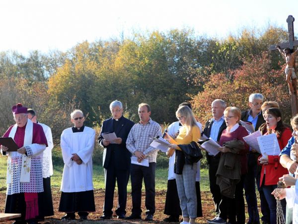 Kompolje: biskup Bogović blagoslovio “Zavjetni križ”