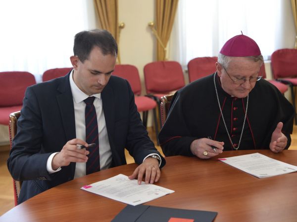Biskup Križić i ministar Malenica potpisali Zapisnik o povratu crkvenih matičnih knjiga oduzetih za vrijeme komunizma
