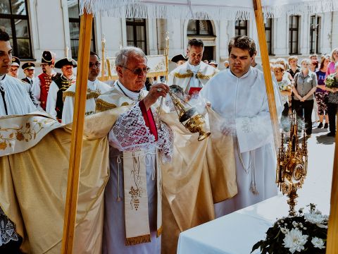 Gospićko-senjska biskupija - Biskup Križić na Tijelovo u Gospiću: “Euharistija nam je darovana kao snaga i lijek na našem životnom putu”