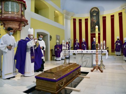 Gospićko-senjska biskupija - SPROVOD BISKUPA GOSPIĆKO-SENJSKOG U MIRU MILE BOGOVIĆA