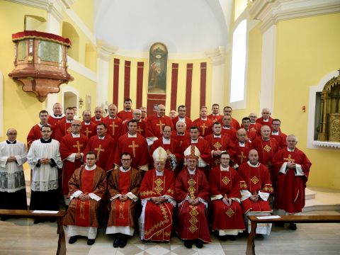 Gospićko-senjska biskupija - Biskup Križić u gospićkoj katedrali zaredio trojicu đakona i jednog svećenika