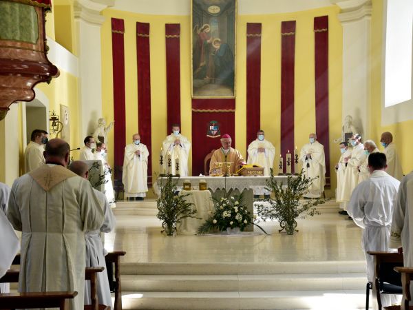 Biskup Križić predvodio Misu posvete ulja u gospićkoj katedrali