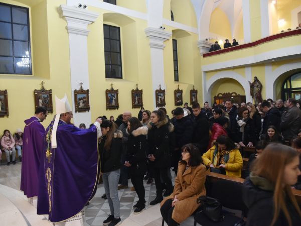 Biskup Križić na Pepelnici u Gospiću: “Korizma treba obilovati djelima ljubavi, tj. djelima kojima svjedočimo da Boga volimo!”