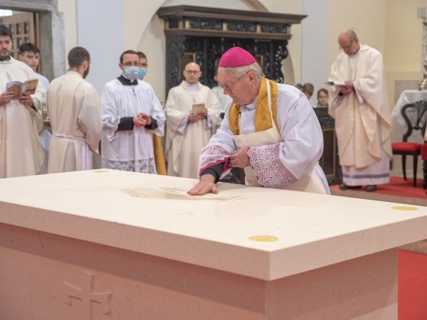 Biskup Križić u senjskoj katedrali posvetio novi kameni oltar