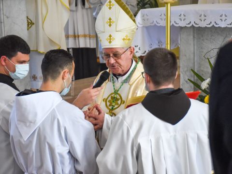 Gospićko-senjska biskupija - Biskup Križić u Gračacu za đakona zaredio fra Nikolu Žulja