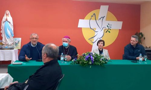 Gospićko-senjska biskupija - Susret Caritasovih volontera i svećenika