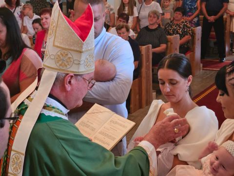 Gospićko-senjska biskupija - Biskup Zdenko Križić podijelio je sakrament krštenja u Lešću na Dobri