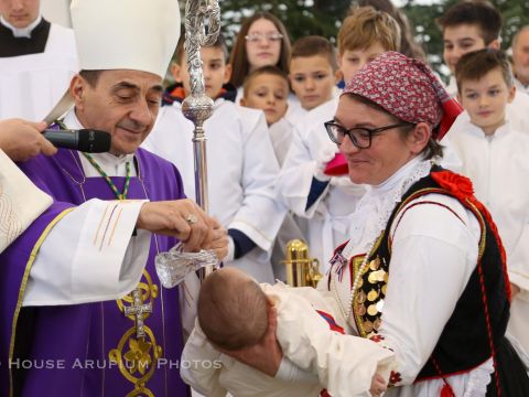 Gospićko-senjska biskupija - Udbina: Biskup Medo krstio Jonu, peto dijete u obitelji Šolaja