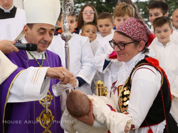 Udbina: Biskup Medo krstio Jonu, peto dijete u obitelji Šolaja