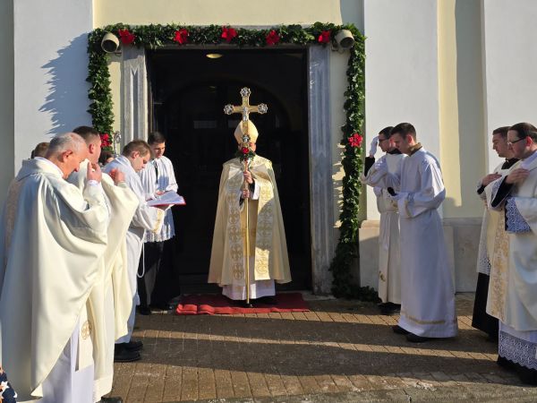 Biskup Marko Medo u Gospiću otvorio Jubilarnu godinu u Gospićko-senjskoj biskupiji