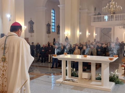 Gospićko-senjska biskupija - Biskup Medo posvetio crkvu i novi kameni oltar u Cetingradu
