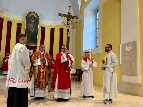 Biskup Medo na Veliki petak predvodio obrede u gospićkoj Katedrali