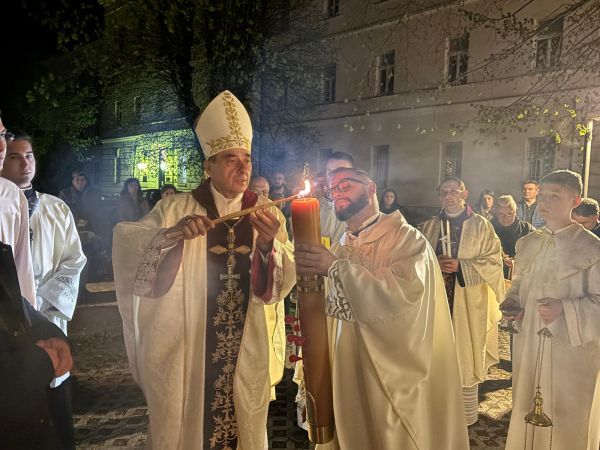 Biskup Medo predvodio Vazmeno bdjenje u gospićkoj katedrali: “Krist je uskrsnuo – to je temelj naše nade!”