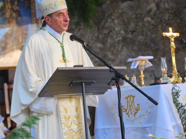 Propovijed gospićko-senjskog biskupa Marka Mede na proslavi Uznesenja Blažene Djevice Marije u Ogulinskim Oštarijama