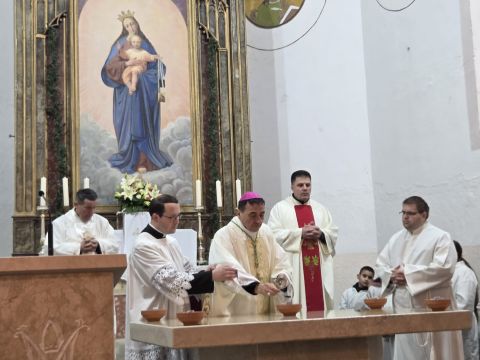 Gospićko-senjska biskupija - Posveta novog oltara u župi Gospe Karmelske u Smiljanu