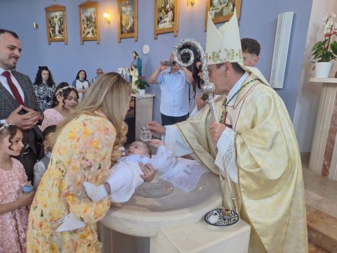 Gospićko-senjska biskupija - Biskup mons. Marko Medo krstio osmo dijete u obitelji Golomejić u Kistanjama