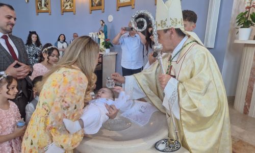 Gospićko-senjska biskupija - Biskup mons. Marko Medo krstio osmo dijete u obitelji Golomejić u Kistanjama
