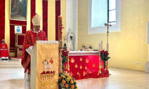Gospićko-senjska biskupija - Gospićko-senjski biskup mons. Marko Medo predslavio je misu na blagdan Duhova i podijelio sakrament potvrde krizmanicima u Gospiću