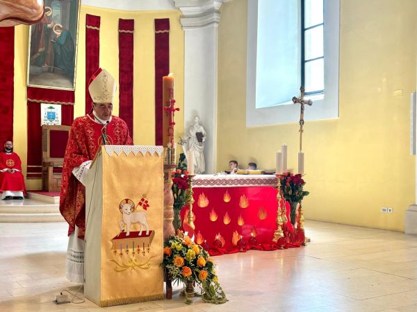 Gospićko-senjski biskup mons. Marko Medo predslavio je misu na blagdan Duhova i podijelio sakrament potvrde krizmanicima u Gospiću Gospićko-senjski biskup mons. Marko Medo predslavio je misu na blagdan Duhova i podijelio sakrament potvrde krizmanicima u Gospiću
