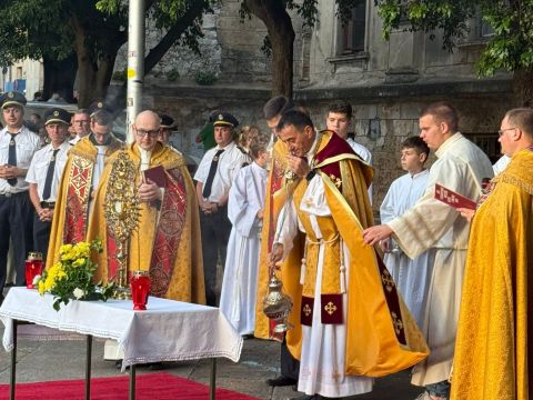 Gospićko-senjska biskupija - Senj svečano proslavio svetkovinu Presvetog Tijela i Krvi Kristove