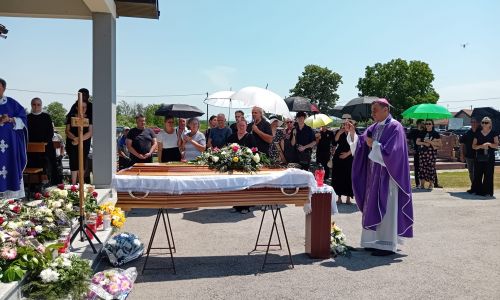 Gospićko-senjska biskupija - Biskup Marko Medo predvodio misu zadušnicu i sprovodne obrede za pok. Ružu, majku vlč. Marinka Miličevića