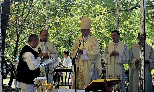 Gospićko-senjska biskupija - Biskup Marko Medo predvodio proslavu sv. Roka i 30. obljetnice blagoslova kapele na Liščevki