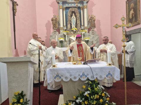 Gospićko-senjska biskupija - Biskup Marko Medo posvetio novi oltar i blagoslovio ambon u Otočcu